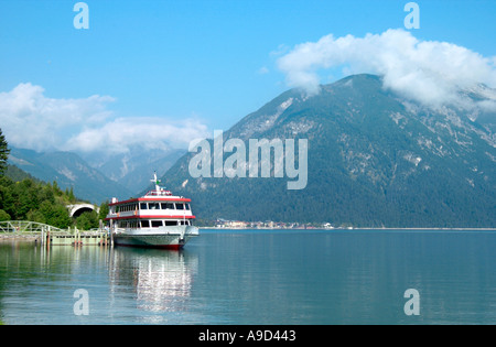 Viaggio ancorata in traghetto sul lago tra Maurach e Pertisau, Lago Achensee, Tirolo, Austria Foto Stock