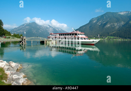 Ormeggiata in traghetto sul lago tra Maurach e Pertisau, Lago Achensee, Tirolo, Austria Foto Stock