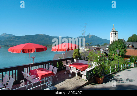 Ristorante La terrazza con vista sul lago, St Wolfgang, lago di Wolfgang, Salzkammergut, Austria Foto Stock