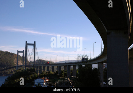 Vista dal basso del moderno ponte sospeso nella Ría de Vigo Chapela Galizia Spagna Penisola Iberica Iberia España Europa Foto Stock