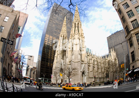 La Cattedrale di St Patrick e giallo taxi sul quinto Fifth Avenue midtown Manhattan New York NY Stati Uniti d'America Foto Stock