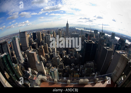 Vista verso sud dalla cima del Centro Rockfeller Center building Top della roccia verso l'Empire State Building e il centro cittadino di uomo Foto Stock