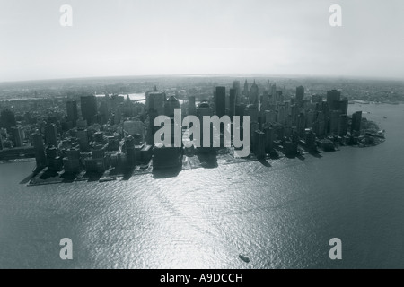 New York City Harbour Porto inferiore nel centro cittadino di Manhattan e del fiume Hudson foto aerea in sole di primavera sole New York City USA Foto Stock