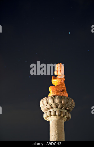 Statua sulla colonna di Pashupatinath a Kathmandu in Nepal Foto Stock