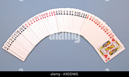 Carte da gioco giacente in ordine su una tabella per illustrare l'ordine (vedere anche A9DDWJ) Foto Stock