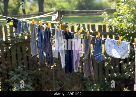 Stendibiancheria su stendibiancheria sul polacco farm. Zawady Polonia Foto Stock