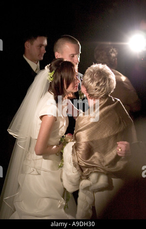 Sposa polacco kissing madre dopo la cerimonia nuziale. Lodz Polonia Foto Stock