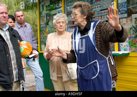 Il polacco bottegaio a dare indicazioni ai visitatori. Spala Polonia Foto Stock