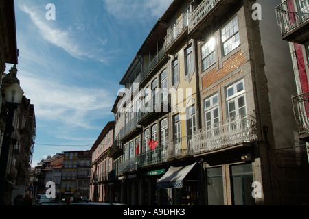 Una strada nella storica città di Guimarães in Portogallo Foto Stock