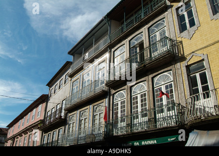 Una strada nella storica città di Guimarães in Portogallo Foto Stock