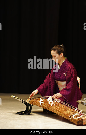 Donna Giapponese giocando un giapponese (cetra koto) Foto Stock