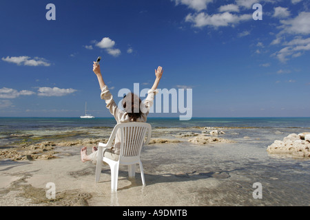 Donna sulla spiaggia Foto Stock