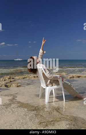 Donna sulla spiaggia Foto Stock