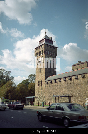La Torre dell'orologio di Castello di Cardiff in Galles Foto Stock
