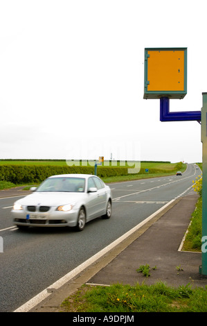 Silver Car passing speed camera UK Foto Stock