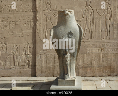 Statua in granito del dio falco Horus all'ingresso del Tempio di Edfu Foto Stock