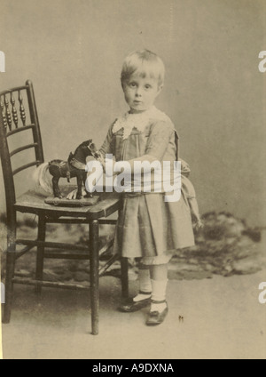 Armadio fotografia del bambino con il cavallo giocattolo di circa 1880 Foto Stock