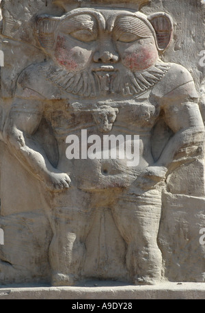 Statua del dio Bes patrono del parto all'entrata di Dendera Tempio Qena Egitto Foto Stock