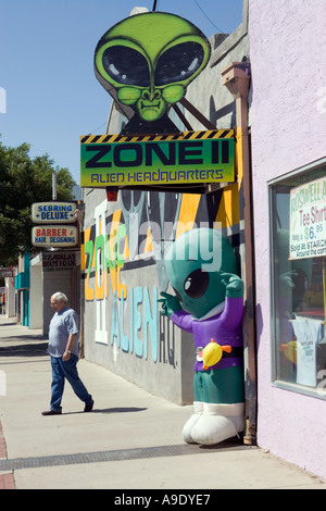 Gonfiabile per un carattere alieno che accoglie i visitatori in un negozio a Roswell nel Nuovo Messico la zona è famosa per un presunto UFO crash Foto Stock