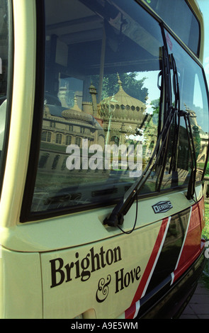 Il Padiglione di Brighton riflessi nel parabrezza di Brighton e Hove bus Foto Stock