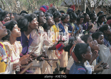 La danza della fertilità ragazze incontrare ragazzi Lago Langano Etiopia Foto Stock