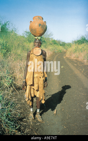 Una donna dalla tribù dei Mursi con headload Etiopia Foto Stock