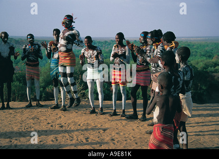 Karo danze nota dipinta a mano corpi rive del fiume Omo Murulle Etiopia Foto Stock