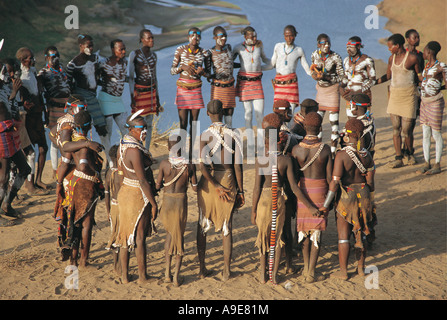 Un gruppo di giovani Karo ballerini con dipinti a mano banche corpi di omo Murulle Etiopia Foto Stock