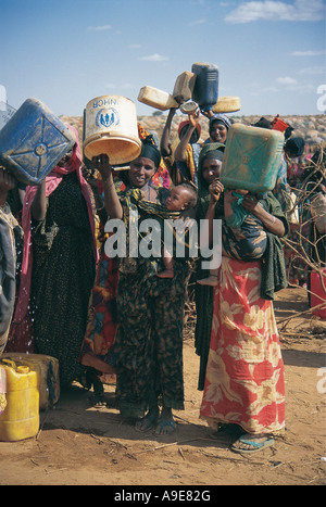 Donna alla Nazioni Unite ad alta Commissiooner per i Rifugiati Derwanaji Refugee Camp protestando n. acqua vicino Jijiga Etiopia Foto Stock