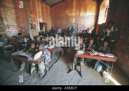Nazioni Unite promosso a scuola con figli che studiano Sekota Etiopia Foto Stock