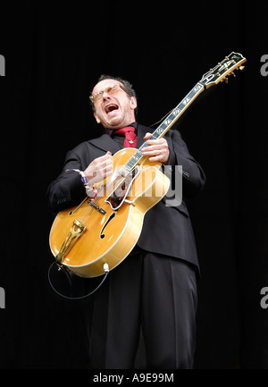 Elvis Costello giocando a Glastonbury 2005 Foto Stock