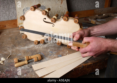 Liutaio impostazione di un indicatore di marcatura. Foto Stock