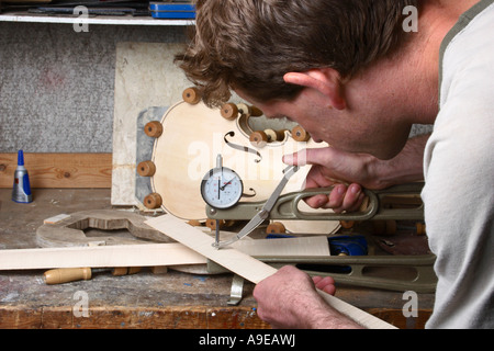 Liutaio di misurazione dello spessore del legno. Foto Stock