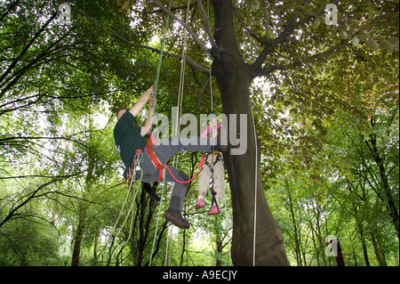 Tree Climbing insegnante e ragazza Foto Stock