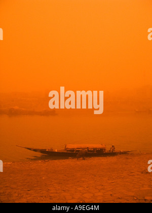Una tempesta di sabbia durante la stagione delle piogge nel porto di Mopti, Mali Foto Stock