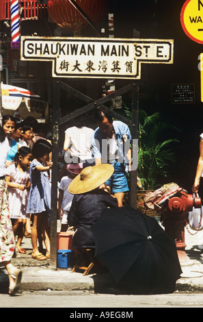 Cina, Hong Kong. Venditore di strada a Shaukiwan Main St. E.il nome significa secchio lungo la riva. Vedere la didascalia più grande Foto Stock