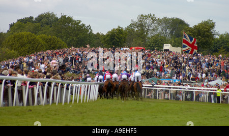 Cavalli nel 2005 Epsom Derby con folla sul colle a Tattenham Corner nell'bachground Foto Stock