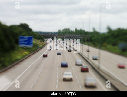 Effetto di zoom del traffico accelerando sulla M25 nel Surrey vicino a Leatherhead Foto Stock
