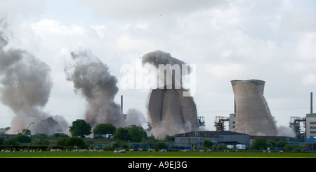 Demolizione di quattro torri di raffreddamento a Magnox Chapelcross centrale nucleare Annan, Scozia il 20 maggio 2007 Foto Stock