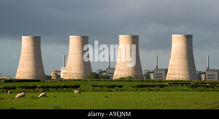 Quattro torri di raffreddamento a Magnox Chapelcross centrale nucleare Annan, Scozia Foto Stock