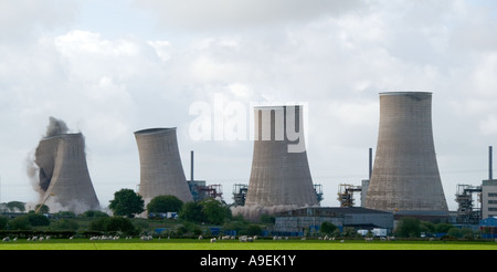 Demolizione di quattro torri di raffreddamento a Magnox Chapelcross centrale nucleare Annan, Scozia il 20 maggio 2007 Foto Stock