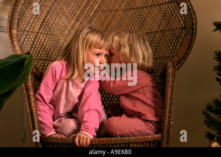 Segreti fra sorelle Foto Stock
