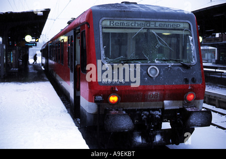 Passeggeri locale servizio di treni (RB47 Regional Bahn) Solingen a Remscheid, Renania settentrionale-Vestfalia (Germania). Foto Stock