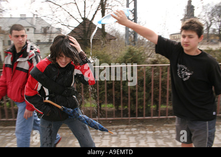 Gli adolescenti gettare acqua a ogni altro presso la fiera di Emaus Cracovia Polonia Foto Stock