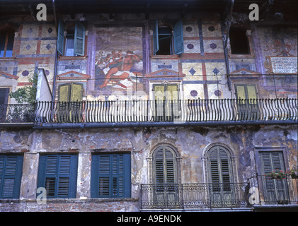 Verona, Veneto, Italia. Piazza delle Erbe. Gli affreschi sulla facciata della Casa Mazzanti Foto Stock