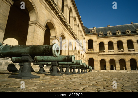 Parigi Francia canoni sul display a Les Invalides ex ospedale militare ospita ora il Musee de l Armee Foto Stock