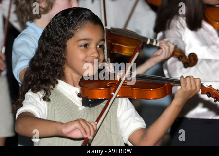 La giovane violinista Boy Foto Stock