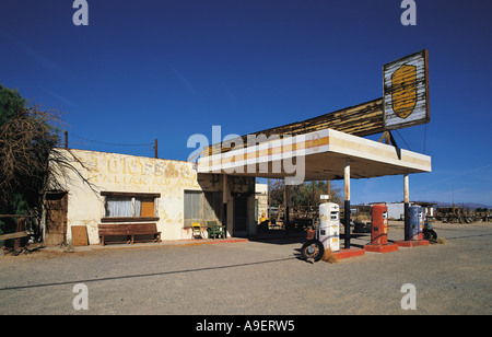 Abbandonata la stazione di gas sul percorso 66 Southern California USA Foto Stock