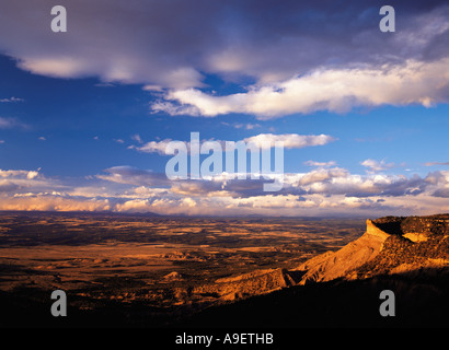 Ripresa a tutto campo della sera nella valle di Montezuma sotto un cielo drammatico dalla Mesa Verde Colorado gamma USA Foto Stock