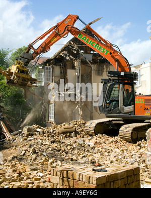 Demolizione di una grande casa nella zona ovest di Londra per cancellare il sito prima di costruire un nuovo valore molto alto proprietà Foto Stock